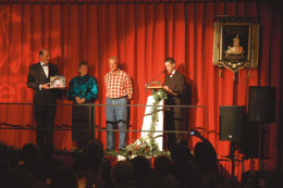 Marianne Schmidt, Gerhard Baum und Stefan Wilke von der Concordia überreichen ihre Spende in Form eines Bühnenbildes verpackt.