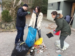 Heiko Sudheimer, Sylvia Hagen und Steffi Giebermann beim zusammentragen der Abfälle