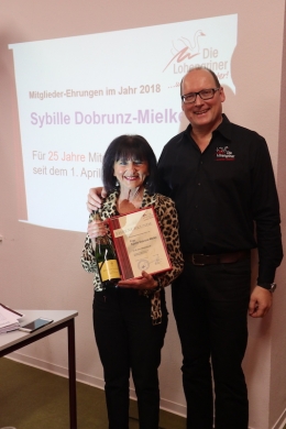 Ehrung von Dr. Sybille Dobrunz-Mielke für 25-jährige Vereins-Mitgliedschaft durch den Vorsitzenden Armin Giebermann