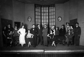 Ein Bild aus 1920, vermutlich die Darsteller von „Sieg des Rechtes“  auf der Bühne des Saalbaus.