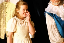 2006 - Ein Kind in "Des Kaisers neue Kleider"