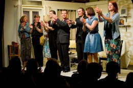 Das Ensemble von "Ein ungleiches Paar" beim Schlussapplaus im Mai 2015